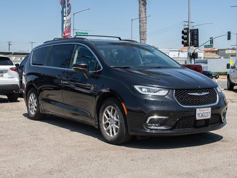 Used 2022 Chrysler Pacifica Touring-L image 10