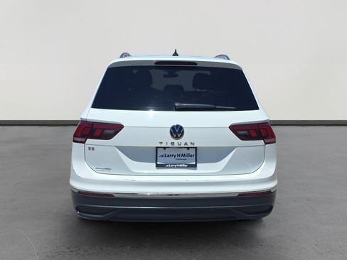 Used 2022 Volkswagen Tiguan SE w/ Panoramic Sunroof Package FWD image 4