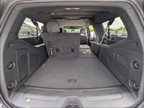 Used 2024 Chevrolet Suburban LT RWD image 14