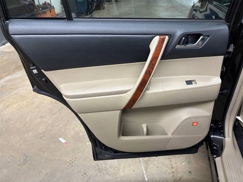 Used 2013 Toyota Highlander Limited image 16
