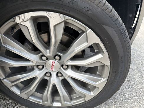 Used 2022 GMC Yukon Denali w/ Denali Premium Package AWD/4WD image 7
