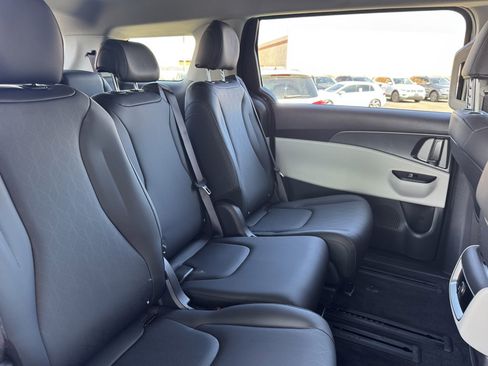 Used 2023 Kia Carnival LX image 36