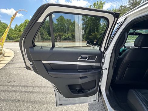 Used 2017 Ford Explorer XLT w/ Equipment Group 202A AWD/4WD image 10