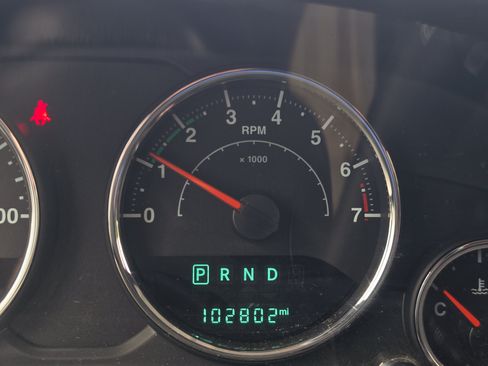 Used 2018 Jeep Wrangler Unlimited Sahara AWD/4WD image 15