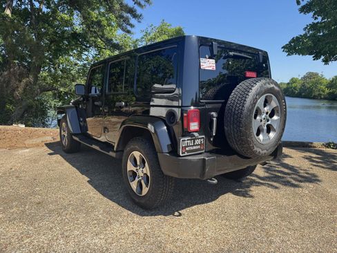 Used 2017 Jeep Wrangler Unlimited Sahara w/ Connectivity Group AWD/4WD image 8