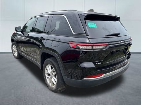 Used 2023 Jeep Grand Cherokee Laredo AWD/4WD image 2