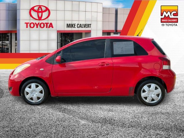 Used 2011 Toyota Yaris 2-Door Hatchback w/ Convenience Pkg FWD image 2