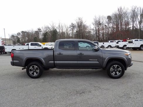 Used 2018 Toyota Tacoma TRD Sport image 9