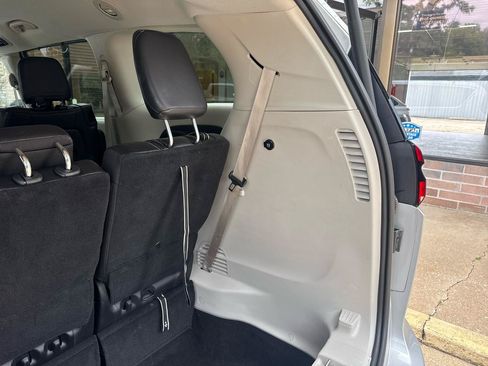 Used 2024 Chrysler Pacifica Touring-L FWD image 22