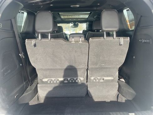 Used 2023 Chrysler Pacifica Limited w/ Uconnect Theater Family Group image 7