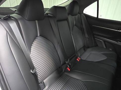 Used 2024 Toyota Camry SE image 16