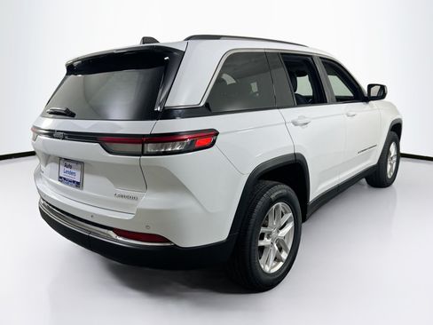 Used 2023 Jeep Grand Cherokee Laredo AWD/4WD image 5