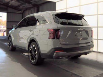 Used 2025 Kia Sorento EX w/ Panoramic Sunroof Package FWD image 8