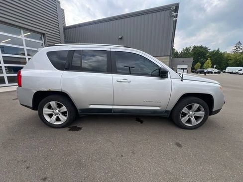 Used 2011 Jeep Compass Latitude AWD/4WD image 4