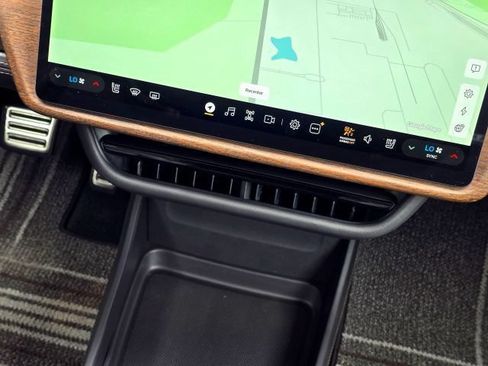 Used 2025 Rivian R1S Premium AWD/4WD image 23