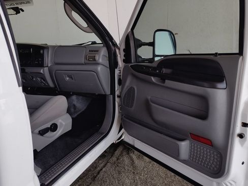 Used 2006 Ford F250 2WD Regular Cab Super Duty image 9