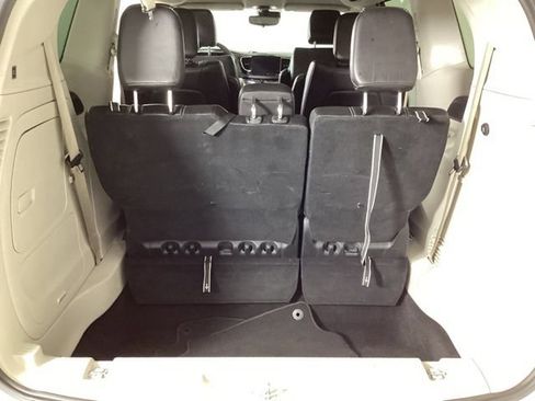 Used 2024 Chrysler Pacifica Limited FWD image 24