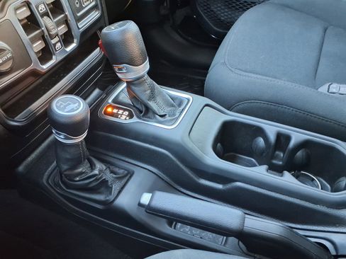 Used 2021 Jeep Gladiator Willys image 8