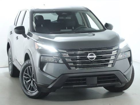 Used 2024 Nissan Rogue S image 2