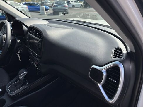 Used 2025 Kia Soul LX FWD image 27