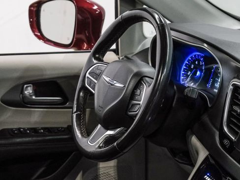 Used 2020 Chrysler Pacifica Touring-L image 20