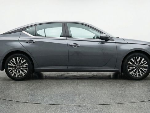 Used 2025 Nissan Altima 2.5 SV FWD image 11