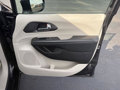 Used 2022 Chrysler Pacifica Touring-L image 18