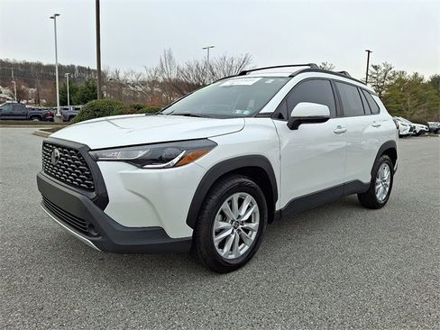 Certified 2022 Toyota Corolla Cross LE image 3