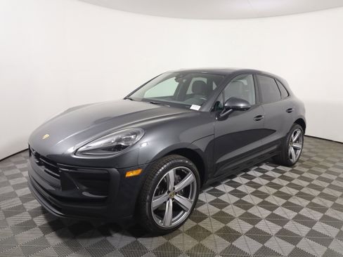 Certified 2025 Porsche Macan image 11