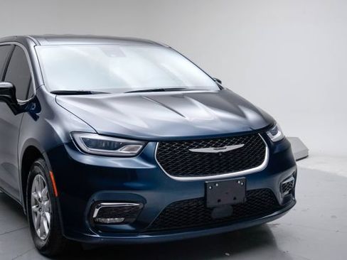 Used 2025 Chrysler Pacifica Select FWD image 10
