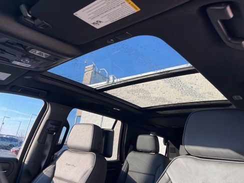 Used 2023 GMC Yukon Denali w/ Denali Reserve Package image 17