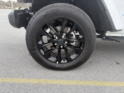 Used 2025 Jeep Wrangler Sahara w/ Safety Group image 11