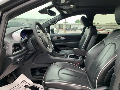 Used 2025 Chrysler Pacifica Limited FWD image 16