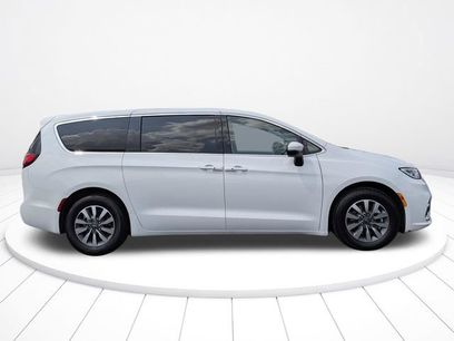 Used 2023 Chrysler Pacifica Touring-L