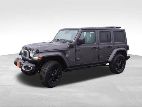 Used 2025 Jeep Wrangler Unlimited Sahara w/ Safety Group AWD/4WD image 11