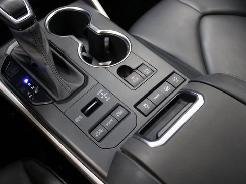 Used 2021 Toyota Highlander XLE image 41