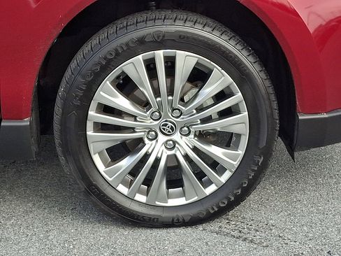 Certified 2022 Toyota Venza XLE image 9