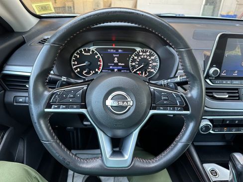 Used 2023 Nissan Altima 2.5 SR FWD image 2