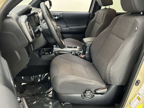 Used 2018 Toyota Tacoma TRD Off-Road w/ Technology Package AWD/4WD image 12