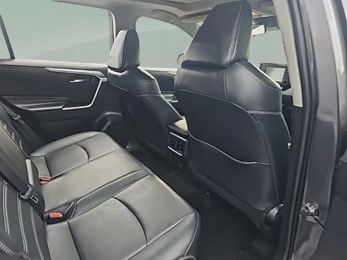 Used 2021 Toyota RAV4 XLE Premium image 32