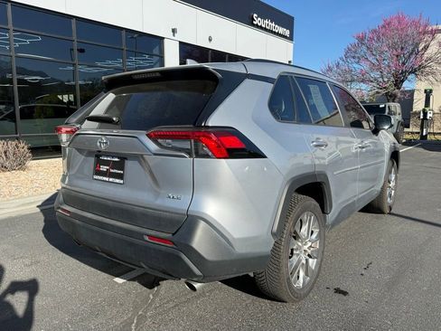 Used 2021 Toyota RAV4 XLE Premium image 7
