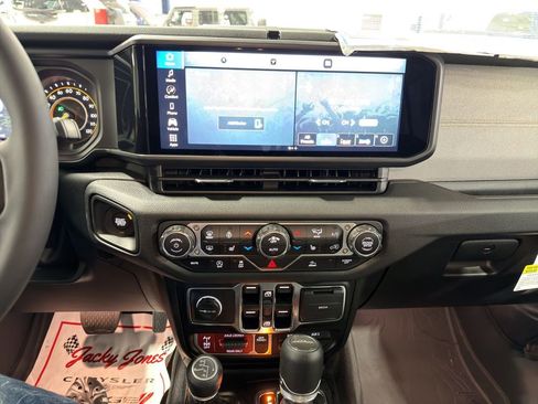 New 2025 Jeep Gladiator Willys image 28