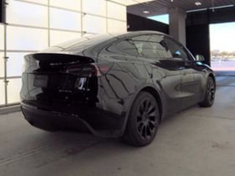 Used 2024 Tesla Model Y Long Range AWD/4WD image 2
