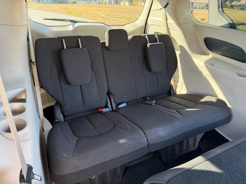 Used 2018 Chrysler Pacifica L image 17