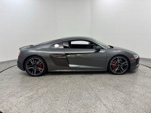 Used 2018 Audi R8 V10 w/ Premium Package image 8