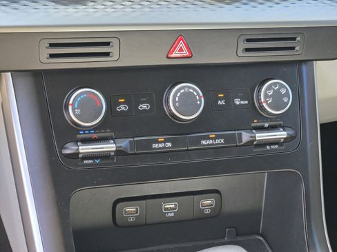 Certified 2024 Kia Carnival LX image 22