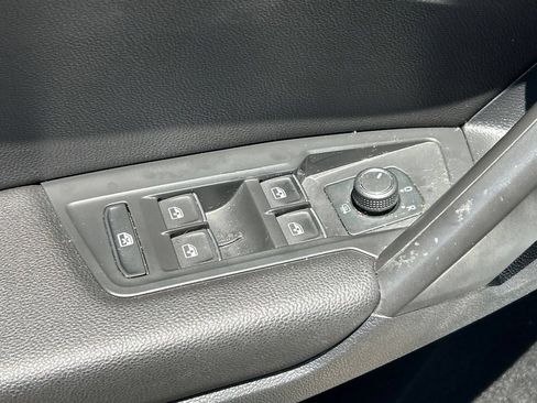 Used 2021 Volkswagen Tiguan SE FWD image 19