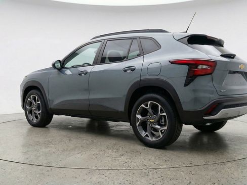 Used 2025 Chevrolet Trax LT w/ LT Convenience Package FWD image 5