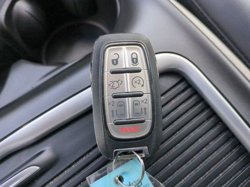 Used 2024 Chrysler Pacifica Limited FWD image 28