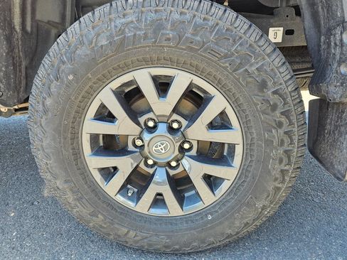 Used 2020 Toyota Tacoma SR5 w/ Technology Package AWD/4WD image 19